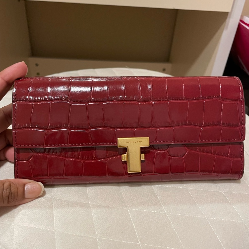 Tory Burch wallet on chain.